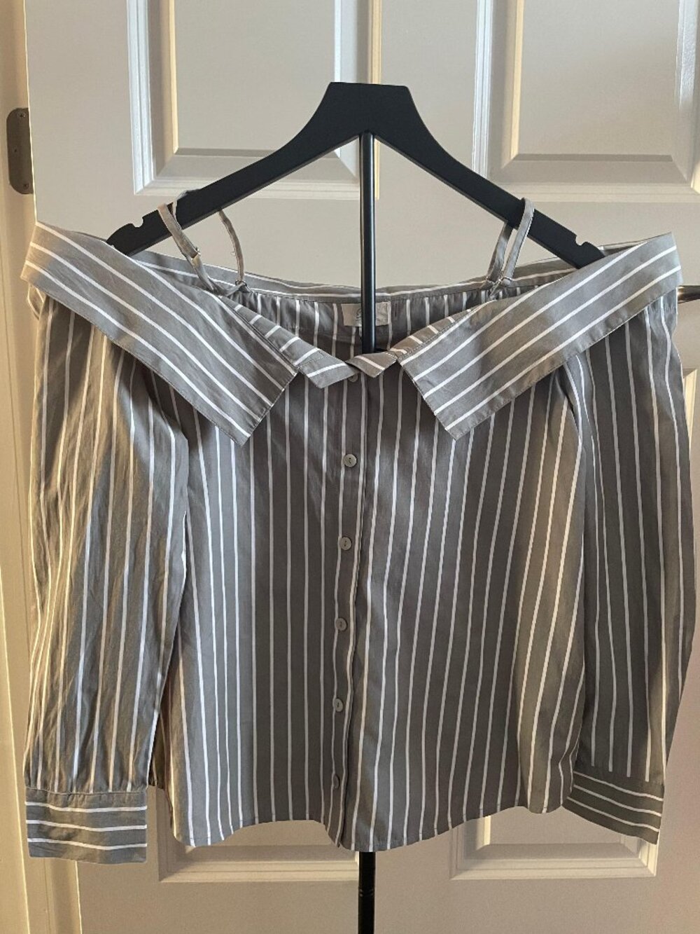 Women’s ELAN Laena Grey Striped Cropped Button-Down Shirt NWT Size Medium